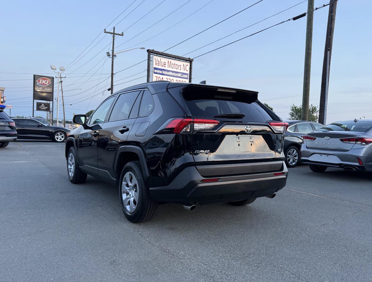 Used 2021 Toyota RAV4 LE FWD image 4