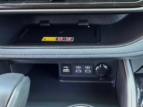Used 2025 Toyota Highlander XLE FWD image 28