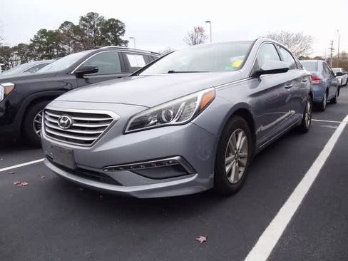Used 2015 Hyundai Sonata SE image 1