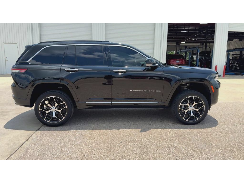 Used 2025 Jeep Grand Cherokee Summit AWD/4WD image 9