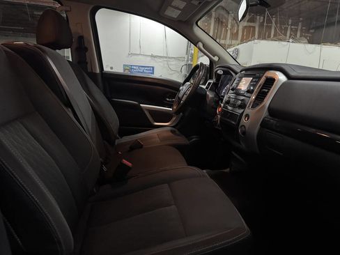 Used 2018 Nissan Titan SV image 18