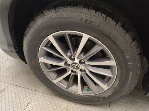 Used 2019 Toyota Highlander XLE AWD/4WD image 31