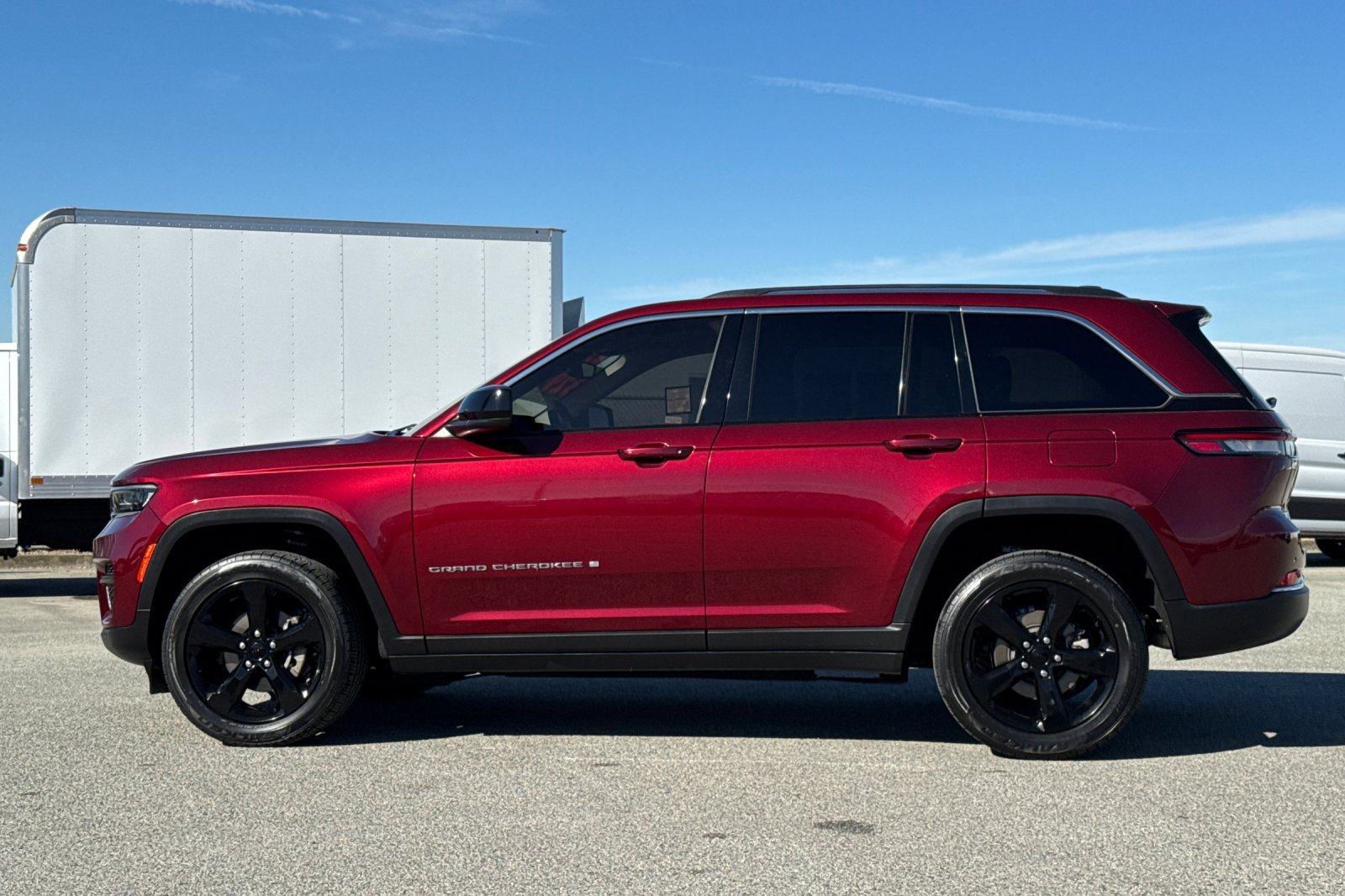 Used 2023 Jeep Grand Cherokee Laredo AWD/4WD image 7