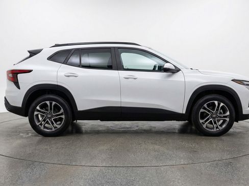 Used 2025 Chevrolet Trax LT w/ LT Convenience Package FWD image 11