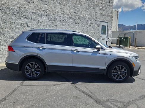 Used 2023 Volkswagen Tiguan SE w/ Panoramic Sunroof Package FWD image 2