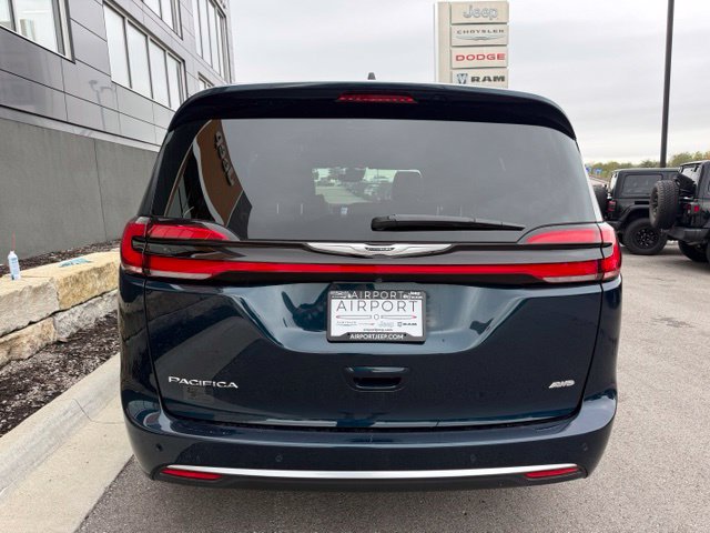 Used 2025 Chrysler Pacifica Pinnacle AWD/4WD image 4