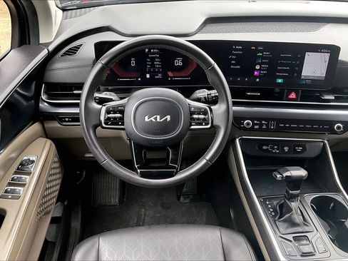 Used 2025 Kia Carnival FWD image 6