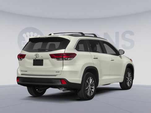 Used 2019 Toyota Highlander XLE image 2