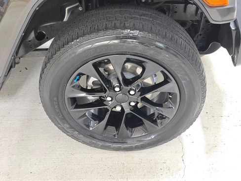 Used 2022 Jeep Wrangler Unlimited Sahara AWD/4WD image 9