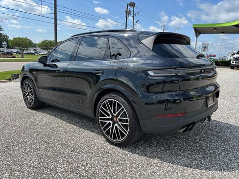 Used 2025 Porsche Cayenne E-Hybrid AWD/4WD image 3