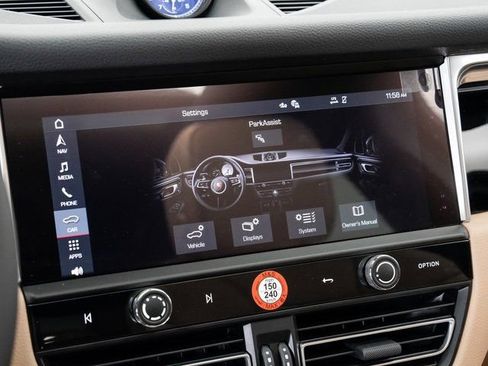 Certified 2025 Porsche Macan AWD/4WD image 17