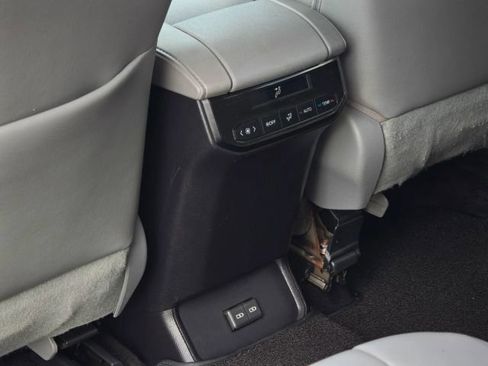 Used 2023 Toyota Highlander XLE FWD image 45