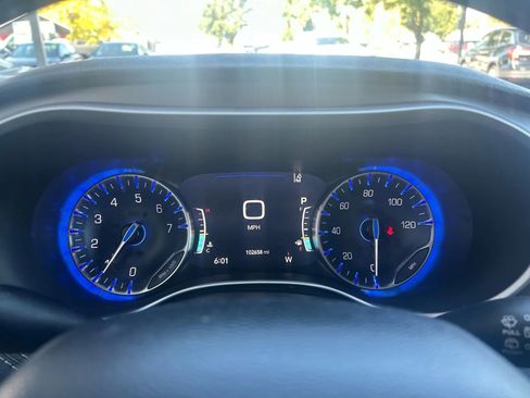 Used 2021 Chrysler Pacifica Touring-L image 5