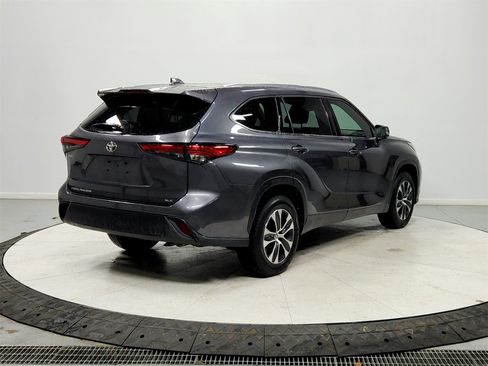 Used 2020 Toyota Highlander XLE image 7