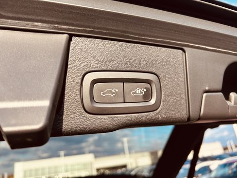 Used 2022 Volvo XC60 B6 R-Design w/ Advanced Package image 32