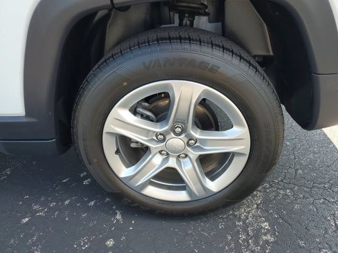Used 2024 Jeep Compass Latitude AWD/4WD image 31