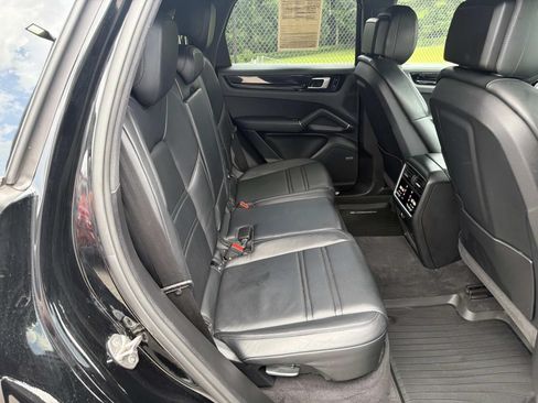 Used 2019 Porsche Cayenne AWD/4WD image 15