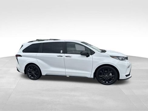 Certified 2026 Toyota Sienna XSE FWD image 4