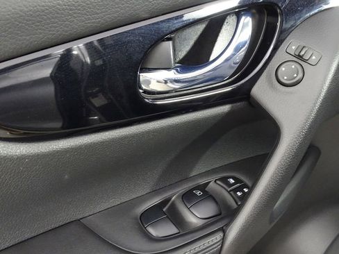 Used 2020 Nissan Rogue Sport SV image 17