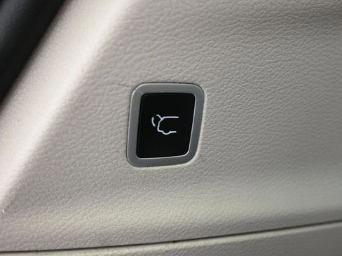 Used 2023 Chrysler Pacifica Touring-L image 39