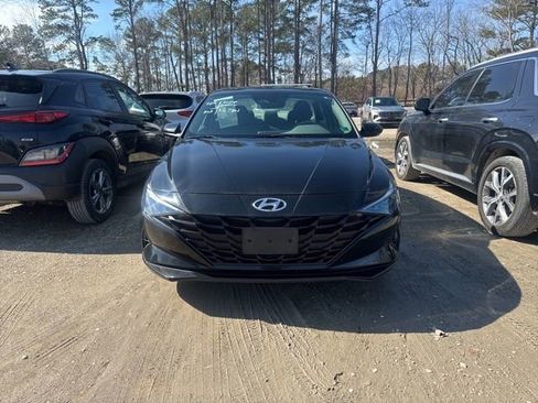 Used 2022 Hyundai Elantra SEL w/ Preferred Accessory Package image 3