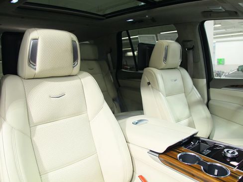 Used 2026 Cadillac Escalade Platinum Luxury AWD/4WD image 22