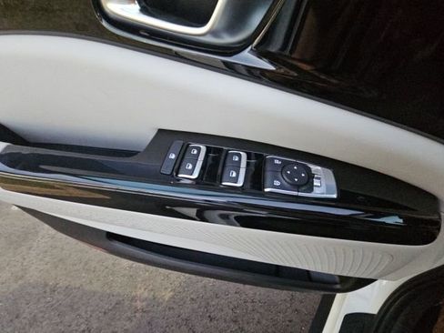 Used 2023 Kia Carnival EX image 30