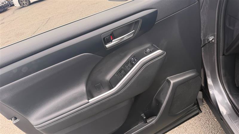 Used 2021 Toyota Highlander XLE FWD image 30