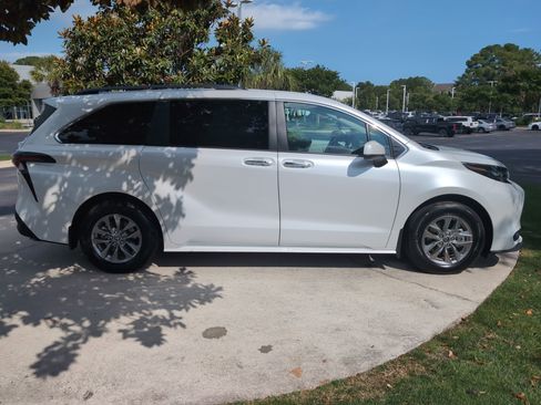 Certified 2026 Toyota Sienna XLE FWD image 11