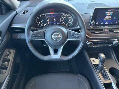 Used 2025 Nissan Altima 2.5 SV FWD image 30