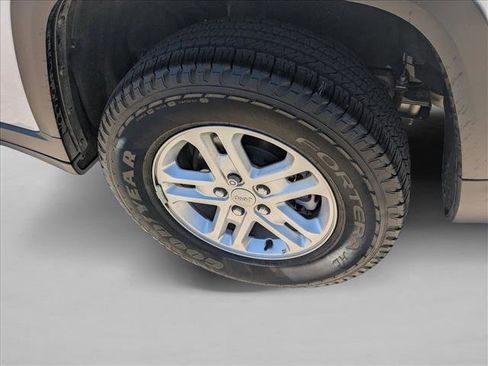 Used 2025 Jeep Grand Cherokee Laredo w/ MOPAR Finishing Package image 21