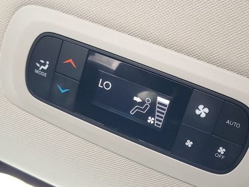 Used 2023 Chrysler Pacifica Touring-L FWD image 31