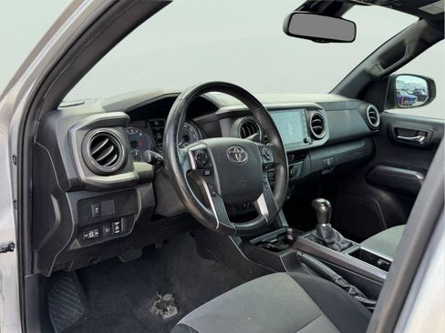Used 2021 Toyota Tacoma TRD Off-Road w/ Technology Package AWD/4WD image 12