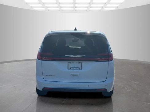 Certified 2024 Chrysler Pacifica Touring-L FWD image 6