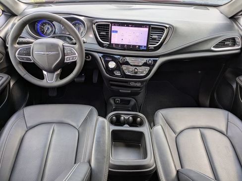Certified 2025 Chrysler Pacifica Select FWD image 12