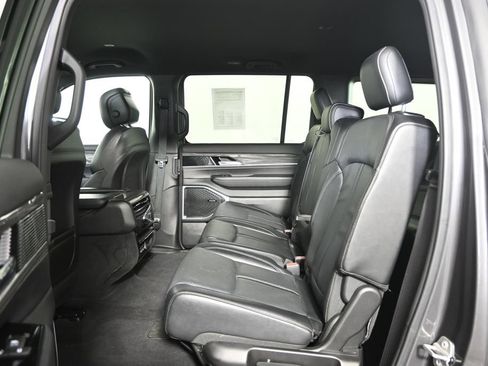 Used 2022 Jeep Wagoneer Series II AWD/4WD image 18