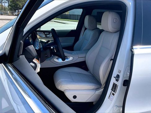 Used 2025 Mercedes-Benz GLS 450 4MATIC image 8