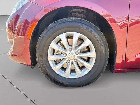 Used 2018 Chrysler Pacifica Touring Plus FWD image 9