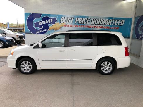 Used 2011 Chrysler Town & Country Touring FWD image 5
