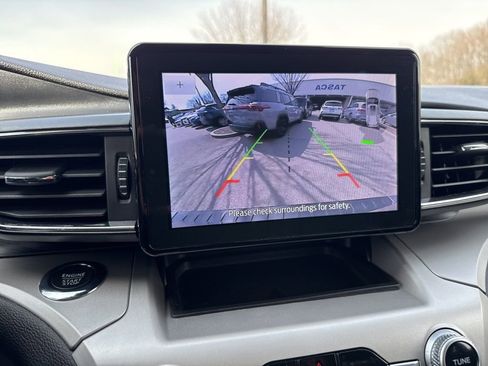 Used 2022 Ford Explorer XLT w/ Equipment Group 202A AWD/4WD image 17