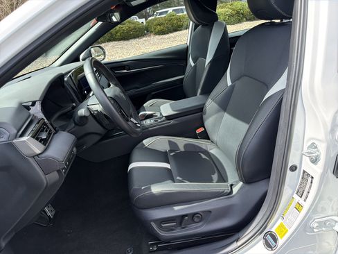 Used 2025 Toyota Camry SE image 9