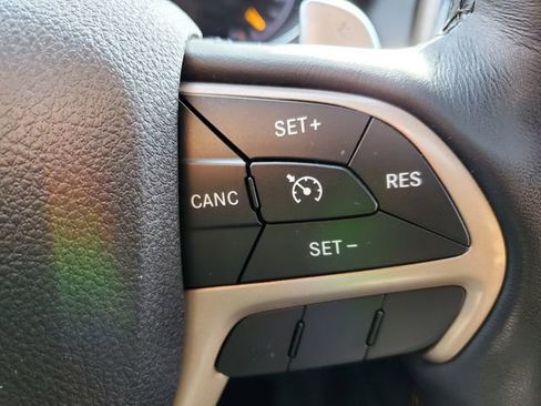 Used 2015 Jeep Grand Cherokee Laredo AWD/4WD image 26
