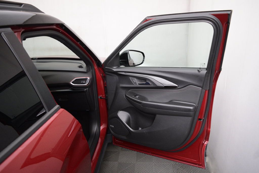 Used 2021 Chevrolet TrailBlazer RS w/ Sun and Liftgate Package AWD/4WD image 16