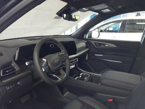 New 2026 Chevrolet Traverse LT image 2