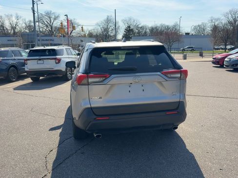 Used 2019 Toyota RAV4 XLE AWD/4WD image 8