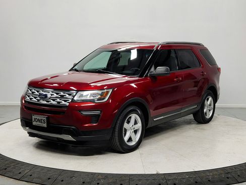 Used 2018 Ford Explorer XLT image 3
