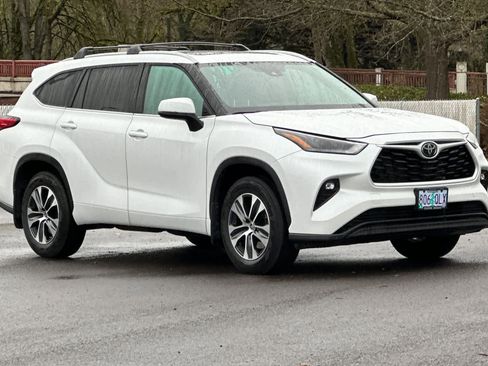 Used 2023 Toyota Highlander XLE image 9