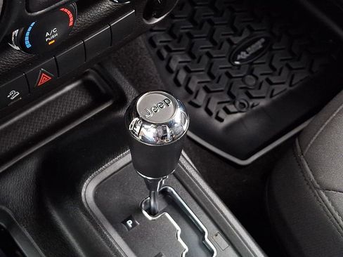 Used 2018 Jeep Wrangler Sport AWD/4WD image 14