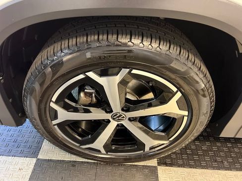 Certified 2025 Volkswagen Tiguan SE w/ Panoramic Sunroof Package FWD image 9