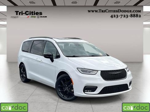 Used 2025 Chrysler Pacifica Limited FWD image 1